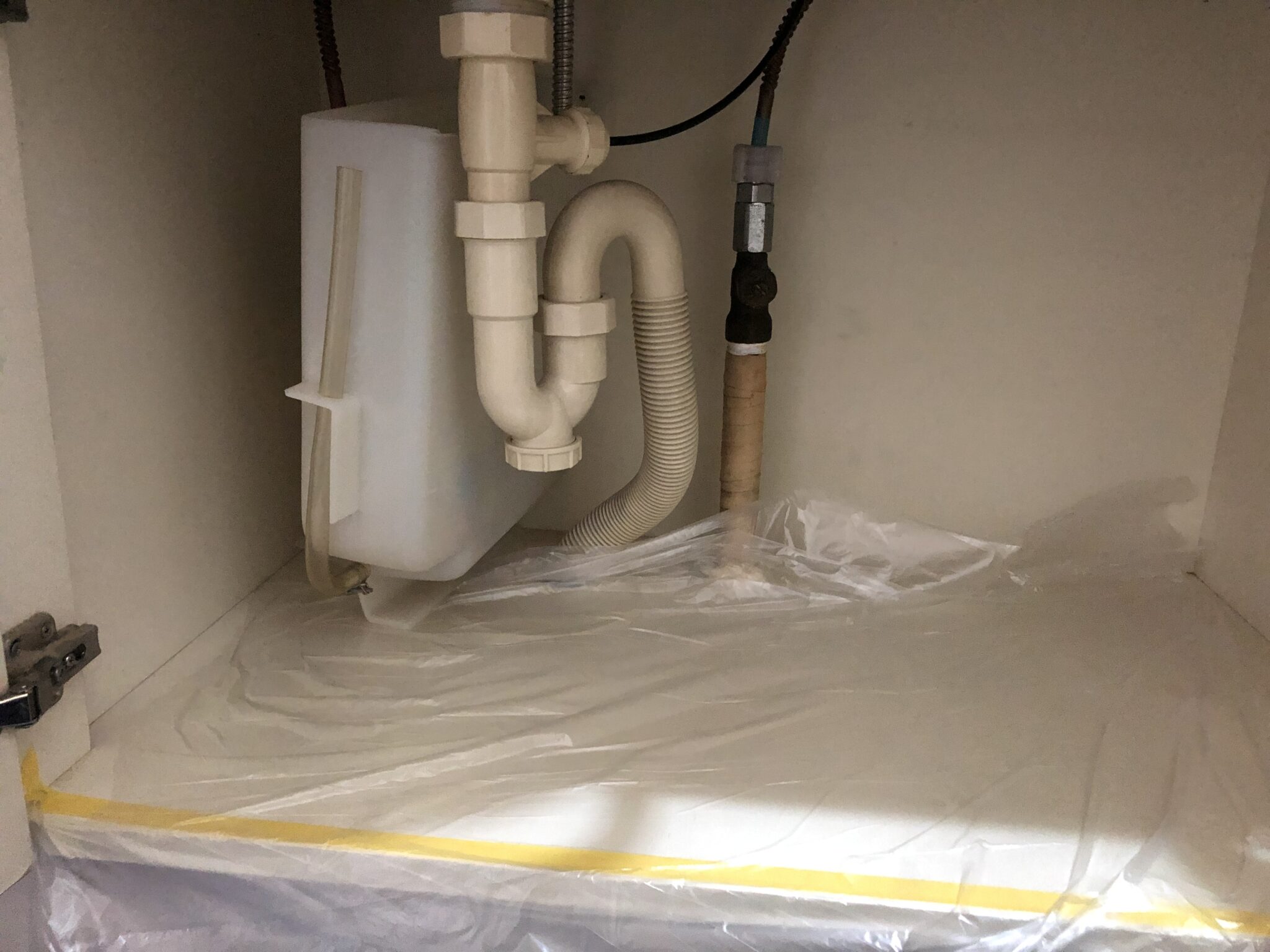 キッチンや洗面台の下の水受けタンクに水が溜まる時の対処法 とりあえず Diy